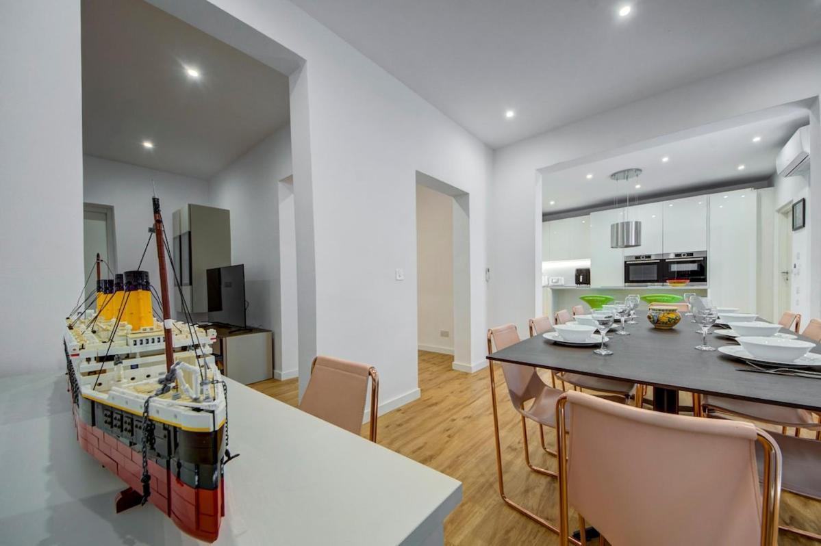 3 Bedroom Modern In Apartment *