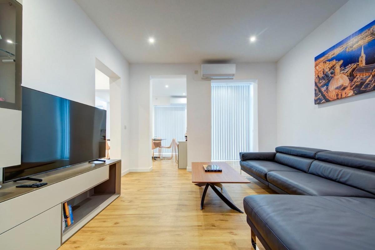 Apartment 3 Bedroom Modern In *