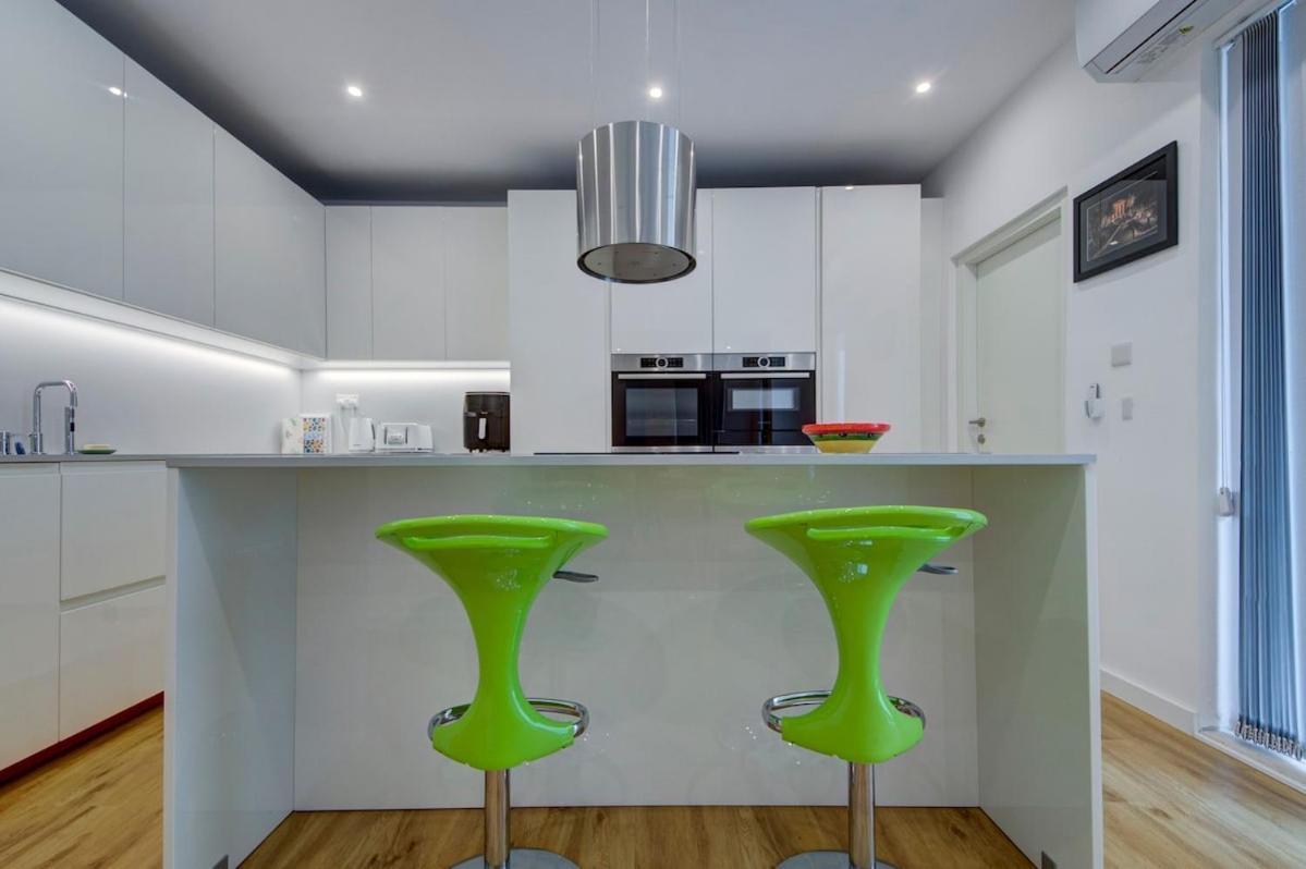 3 Bedroom Modern In Apartment *