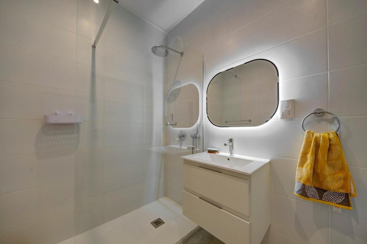 3 Bedroom Modern In Apartment *