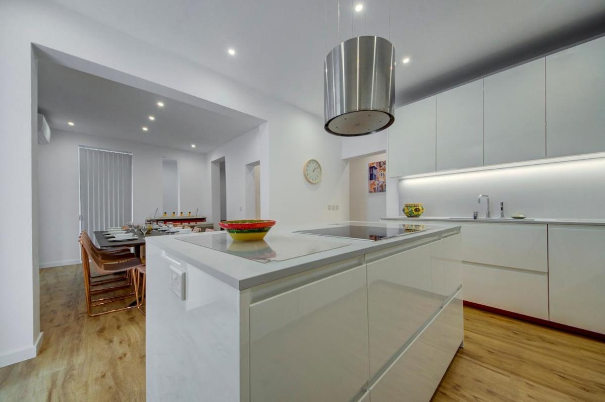 3 Bedroom Modern In Apartment *